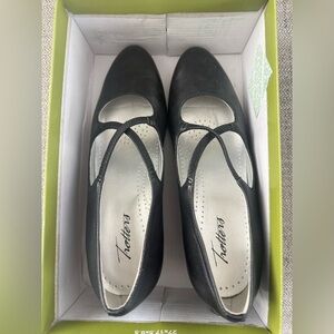 NWOT Trotters Black Women's dress shoes size 7